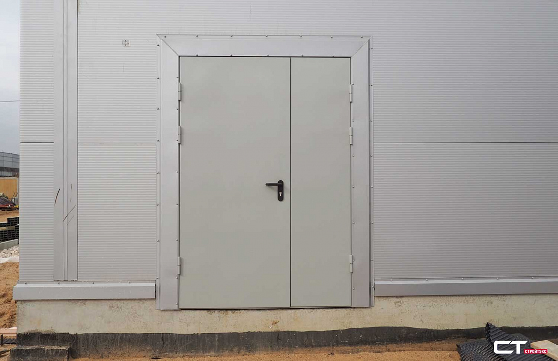 Дверь двупольная металлическая с алюминиевой накладкой Дверь двупольная металлическая с алюминиевой накладкой